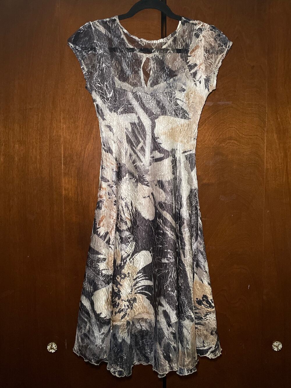 Komarov Crinkle Dress Floral Lace Insets Knee Length Small USA Cap Sleeve Gray
